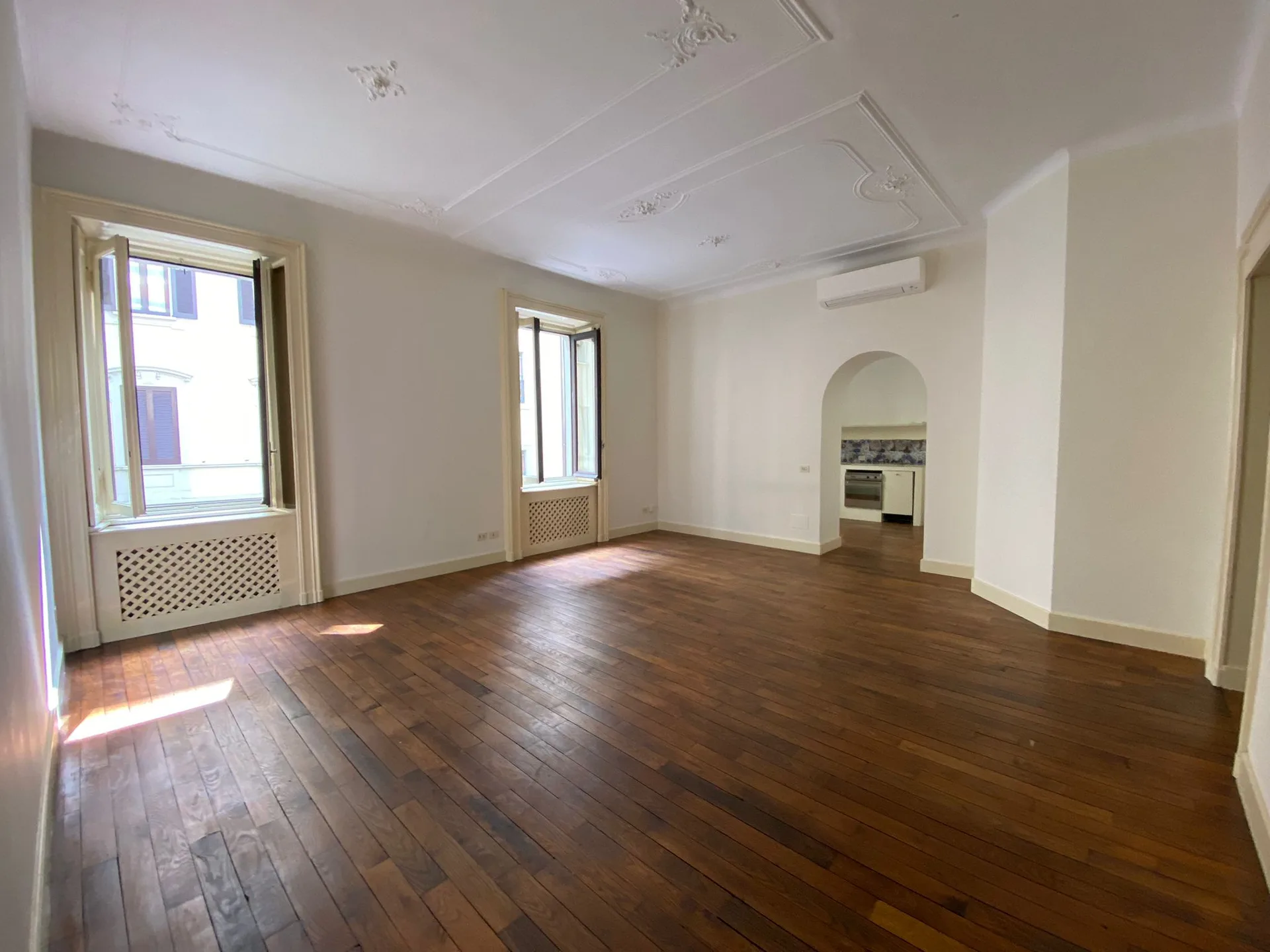 Appartamento in prestigioso palazzo d’epoca in Corso Vercelli — foto 1 di 17