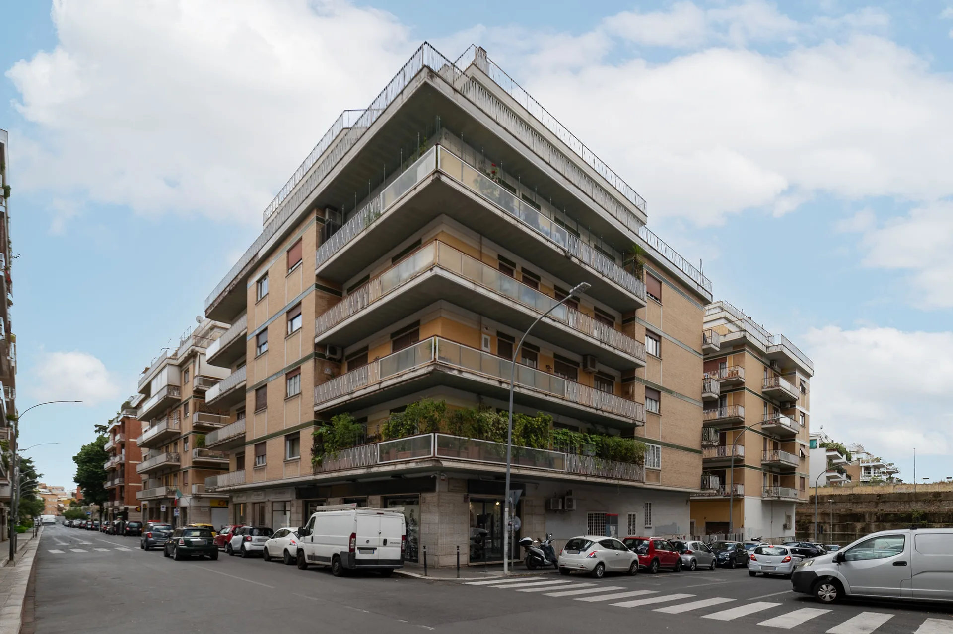Largo Giorgio Maccagno adiacente — foto 1 di 32
